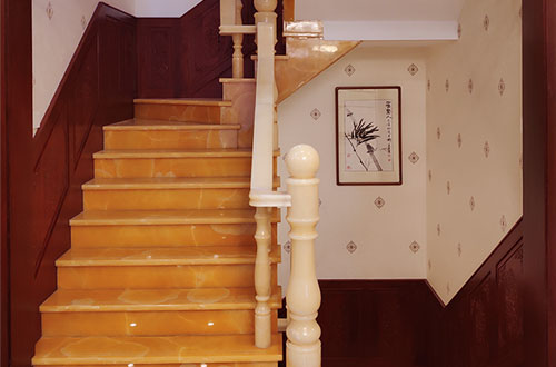 南林乡中式别墅室内汉白玉石楼梯的定制安装装饰效果